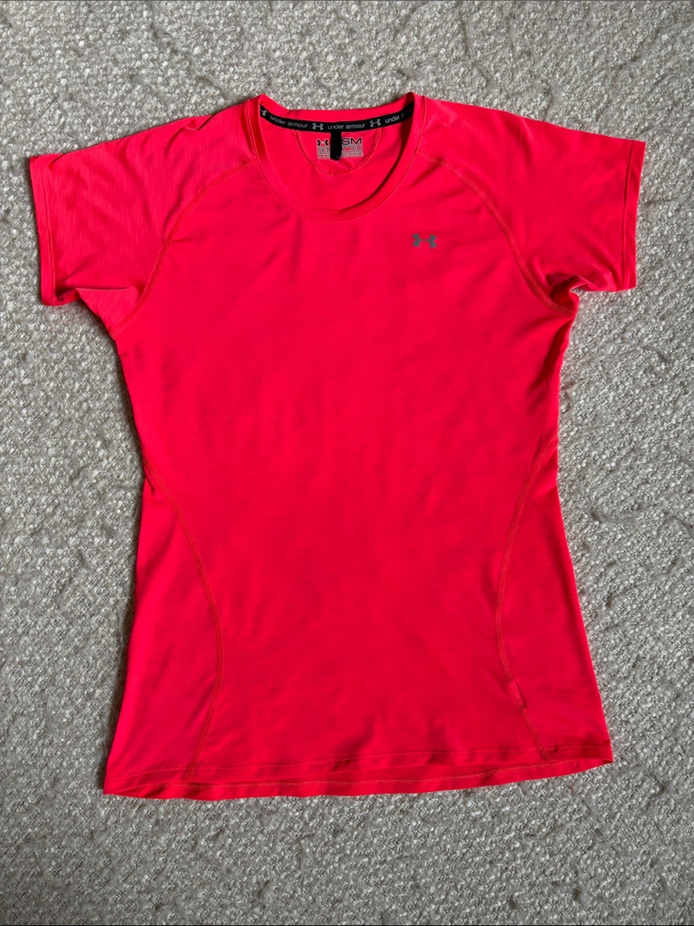⚽️ NWOT UNDER ARMOUR HEAT GEAR WOMENS SIZE SMALL FLORESCENT PINK TEE SHIRT